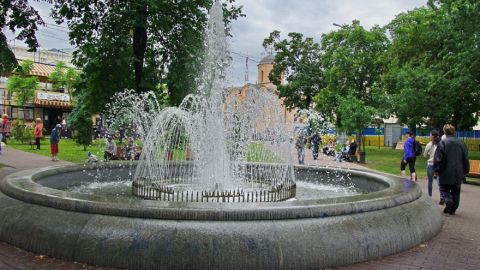 Фонтан в центре Киева залили моющим средством: вот что получилось при запуске