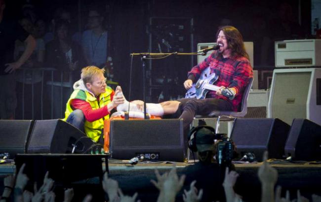 Фронтмен Foo Fighters сломал ногу во время концерта