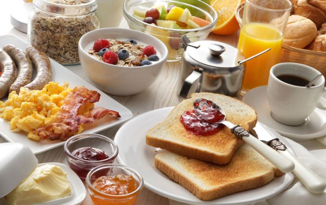 Названо основні помилки під час сніданку, через які з'являються зайві кілограми