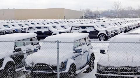 Скованы снегом и льдом: тысячи некомплектных Ford Bronco не могут отправить покупателям