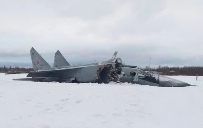 В России при попытке взлететь развалился на части истребитель (фото)