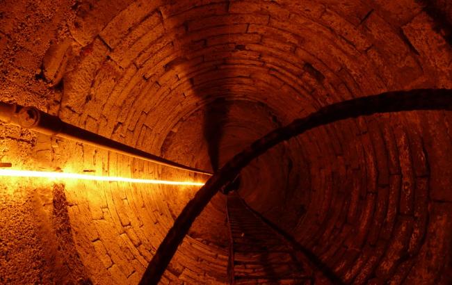 У Києві чоловік провалився в зливний колодязь, намагаючись врятувати тварину