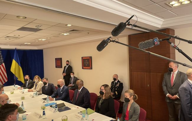 Байден проводит встречу с Кулебой и Резниковым в Польше: первые подробности