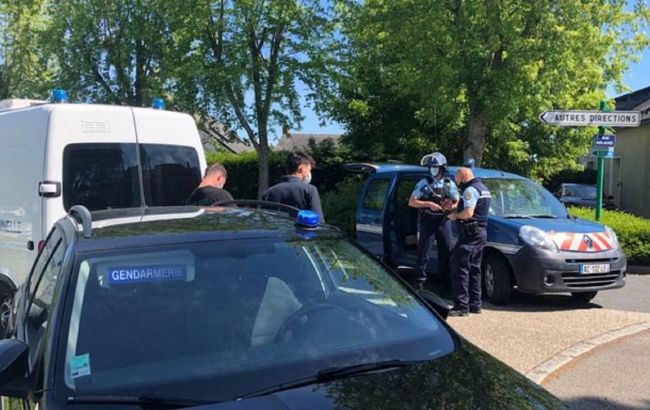 Напавший на полицейскую во Франции с ножом умер от ран после перестрелки с жандармами