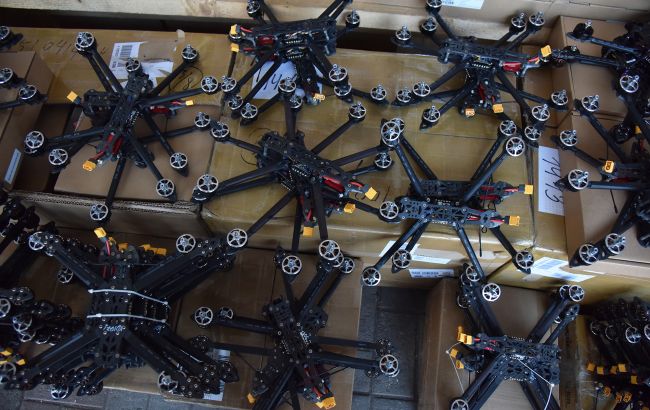 Украинские операторы дронов "достали" российскую технику в ангарах (видео)