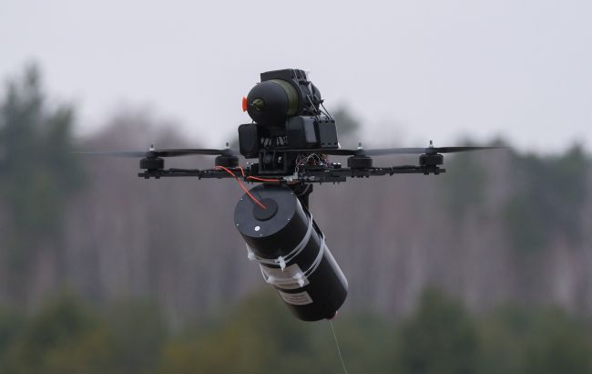 РЕБ не допомагає: на околиці Харкова помітили дрон РФ на оптоволокні