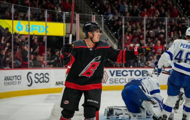 Нападающий "Каролины" с хет-триком стал главной звездой вечера НХЛ: видео