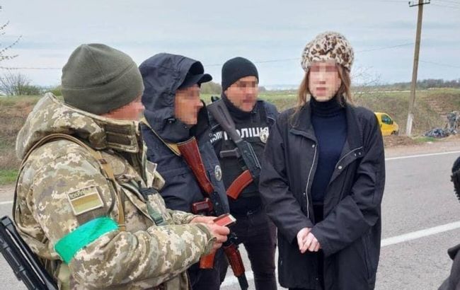 В Одеській області прикордонники затримали українця, який їхав у Молдову в жіночому одязі