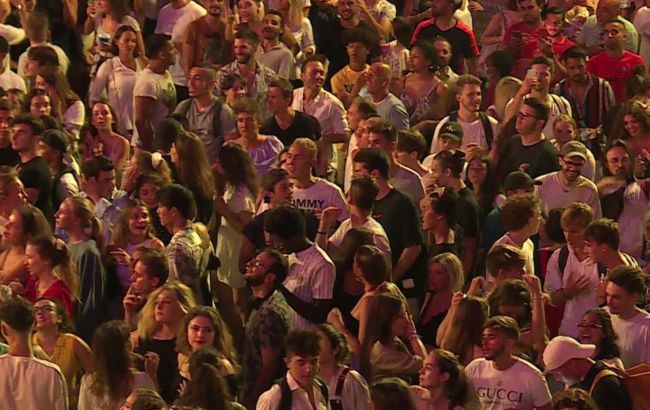 Без дистанції, але в масках: Франція провела перший концерт-експеримент