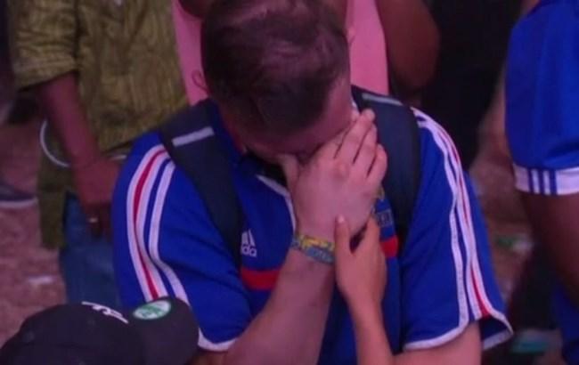 Маленький португальский фанат утешил плачущего француза после финала Евро 2016
