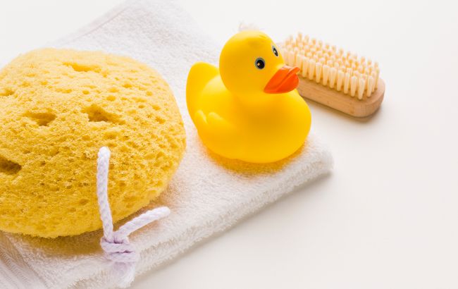 Покрыты микробами и вредят здоровью: какими мочалками для душа пользоваться нельзя