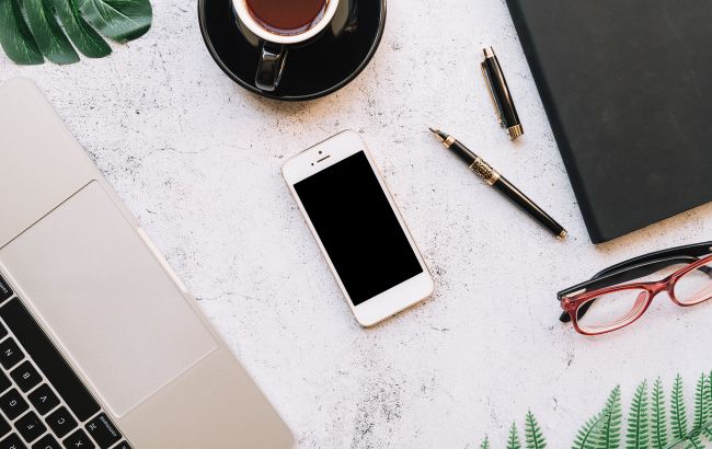 Завжди кладіть телефон екраном донизу: дві вагомі на це причини