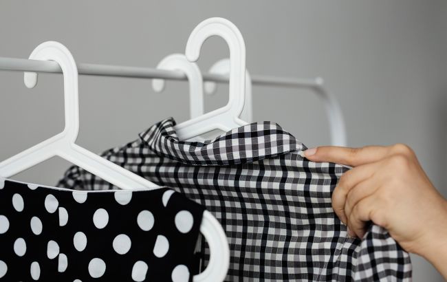 Вот почему следует выбросить пластиковые вешалки для одежды
