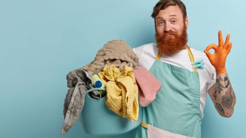 Чому не можна залишати мокрі речі в пральній машині: наслідки можуть бути плачевні