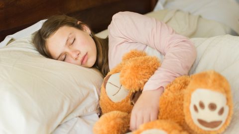 Мягкие игрушки у взрослых в постели? Ученые объяснили, что это означает для психики