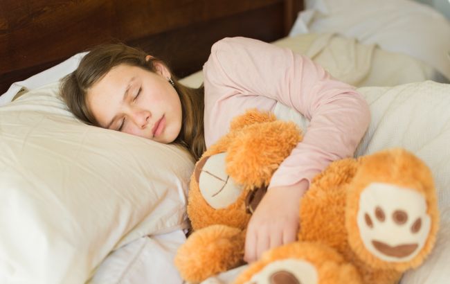 Мягкие игрушки у взрослых в постели? Ученые объяснили, что это означает для психики