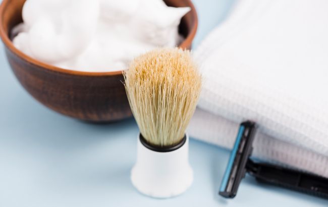 Невероятные трюки в быту с пенкой для бритья: очистит сковороду, серебро и пятна на ковре