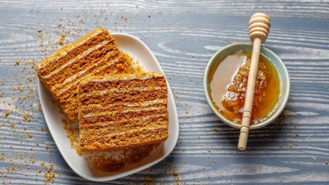 Невероятно вкусный и нежный: готовим ленивый медовик по самому простому рецепту