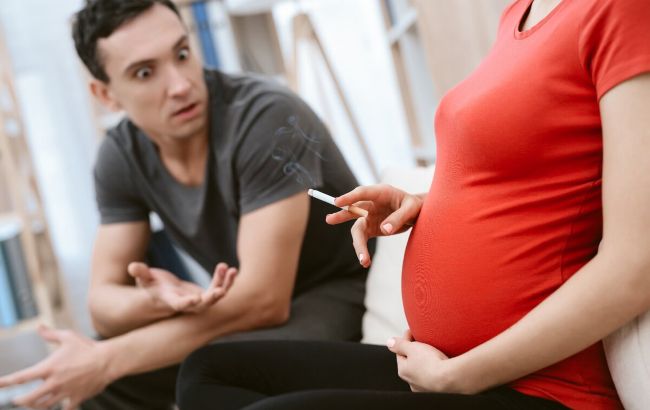 Як реагують перехожі, якщо вагітна просить прикурити: відео вас здивує