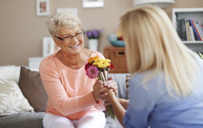 День матері 2021: найкрасивіші привітання у віршах і листівках для коханих мам