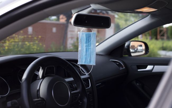 Почему маски нельзя вешать на зеркало заднего вида авто: эксперт дал ответ