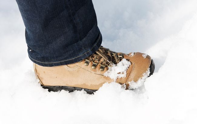 Как избавиться от белых пятен на зимней обуви: безопасные методы для кожи и замши