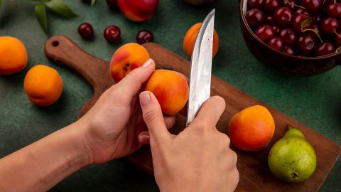 Ось чому не можна їсти з ножа. Справжнє значення давньої прикмети