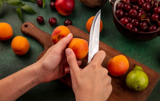 Вот почему нельзя есть с ножа. Настоящее значение древней приметы