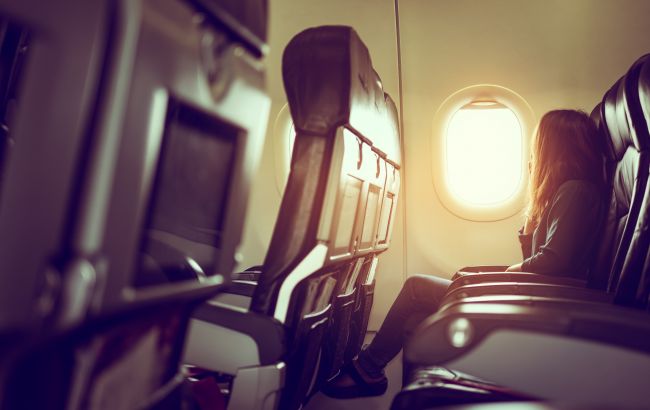 Чому в літаку не варто користуватися кишенями на кріслах: це важливо знати