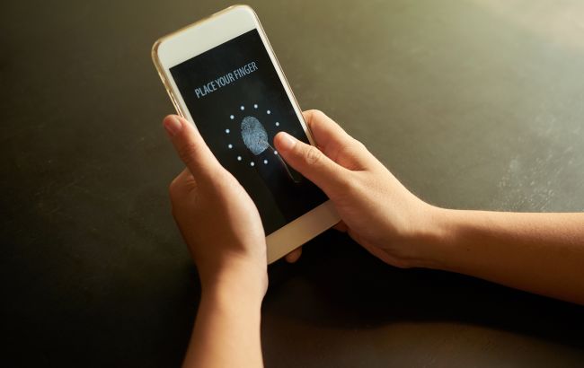 Ради безопасности. Ученые придумали необычный метод кражи отпечатков пальцев на смартфоне