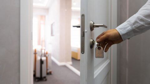 Постоянная дезинфекция и "масочный режим": Минздрав дал рекомендации для работы отелей