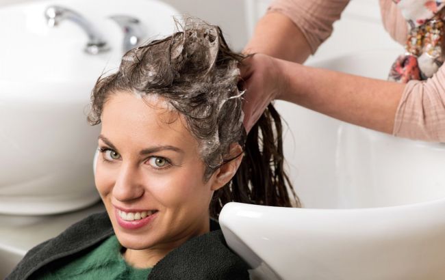 Як мити голову без шкоди волоссю: ключова помилка, яку роблять все