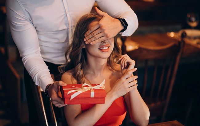 Что не стоит дарить на День Святого Валентина: список неудачных подарков для мужчин и женщин