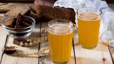 Лікарі розповіли, кому суворо заборонено пити квас, і які можуть бути наслідки