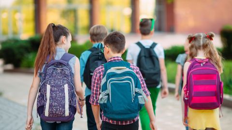 Скільки коштує зібрати дитину в школу: батькам підрахували витрати