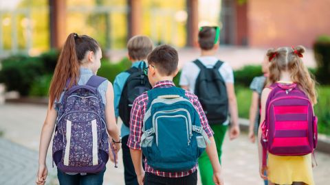 Суха булка з маслом і гниле яблуко: чим годують дітей в українських школах