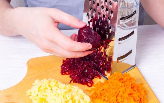 Шеф-повар показал, как натереть свеклу, чтобы не испачкать руки: видео лайфхаку