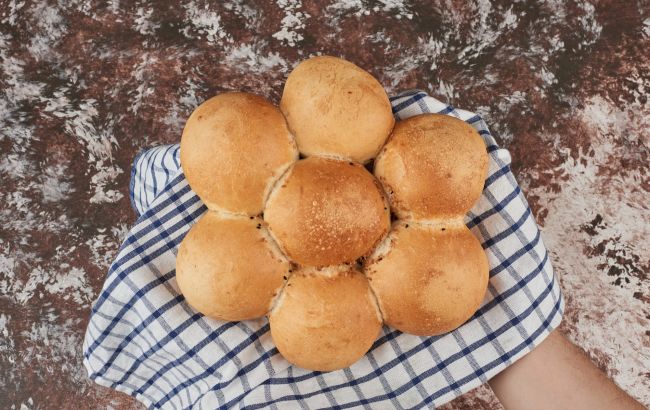 Будуть м'якими кілька днів: як приготувати картопляні булочки з соковитою начинкою