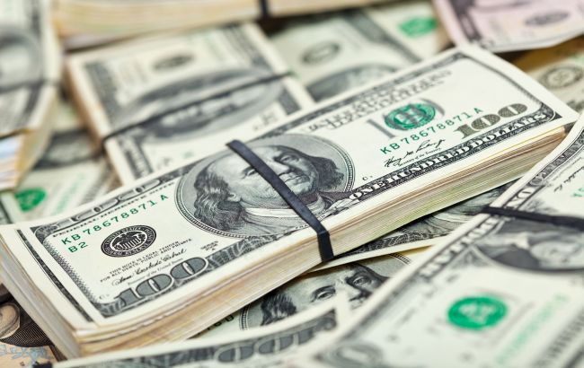 НБУ повысил официальный курс доллара до максимума за 1,5 месяца