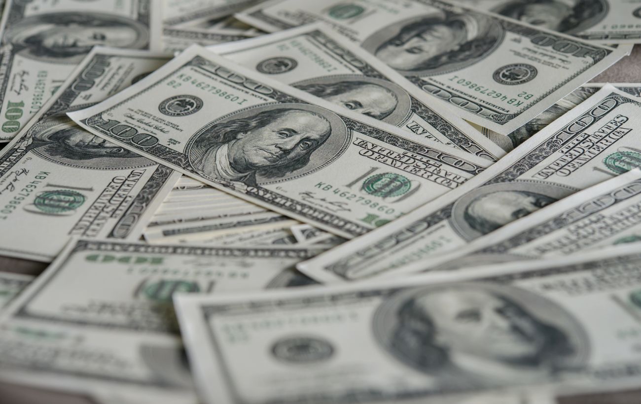 Межбанк открылся небольшим снижением курса доллара