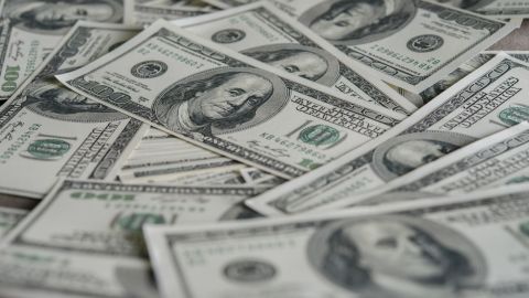 Курс доллара немного вырос после падения до годового минимума