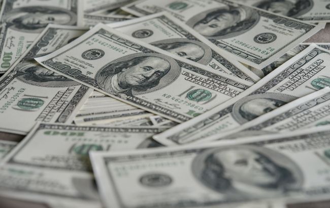 НБУ поднял курс доллара до максимума за пять месяцев