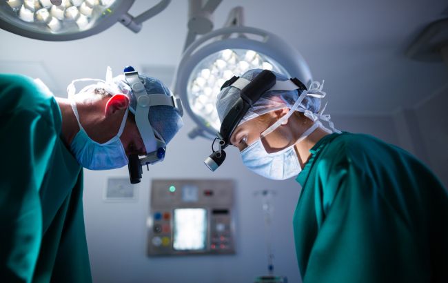 Українські лікарі першими в світі провели операцію з видалення гігантської пухлини ока: як це вдалося