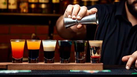 На Черном море бармен вылил на туристку огненный коктейль: "хотел поразить"