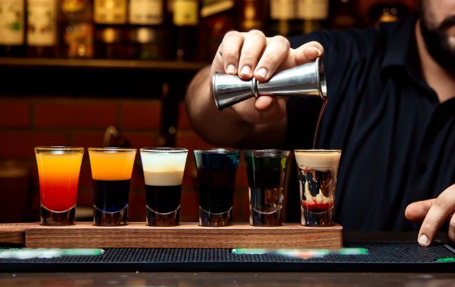 На Черном море бармен вылил на туристку огненный коктейль: "хотел поразить"