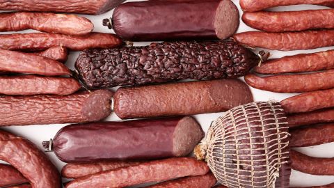 В українських супермаркетах продавали ковбасу зі склом: заманювали акційною ціною