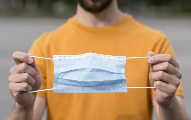 Врач рассказал, что будет, если носить две маски одновременно