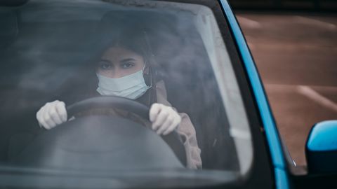 Водителям рассказали, почему не нужно вешать маску на зеркало авто