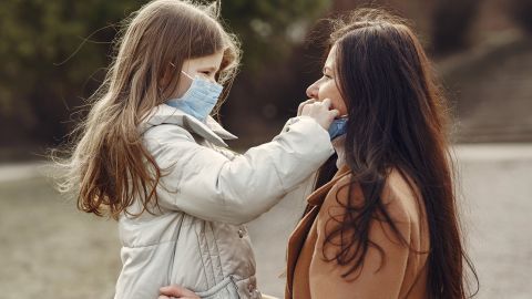 Маски потрібно носити на вулицях і в приміщеннях: у ВООЗ змінили правила