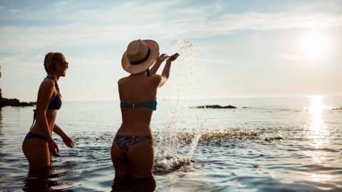 Врачи перечислили болезни, при которых нельзя купаться в море